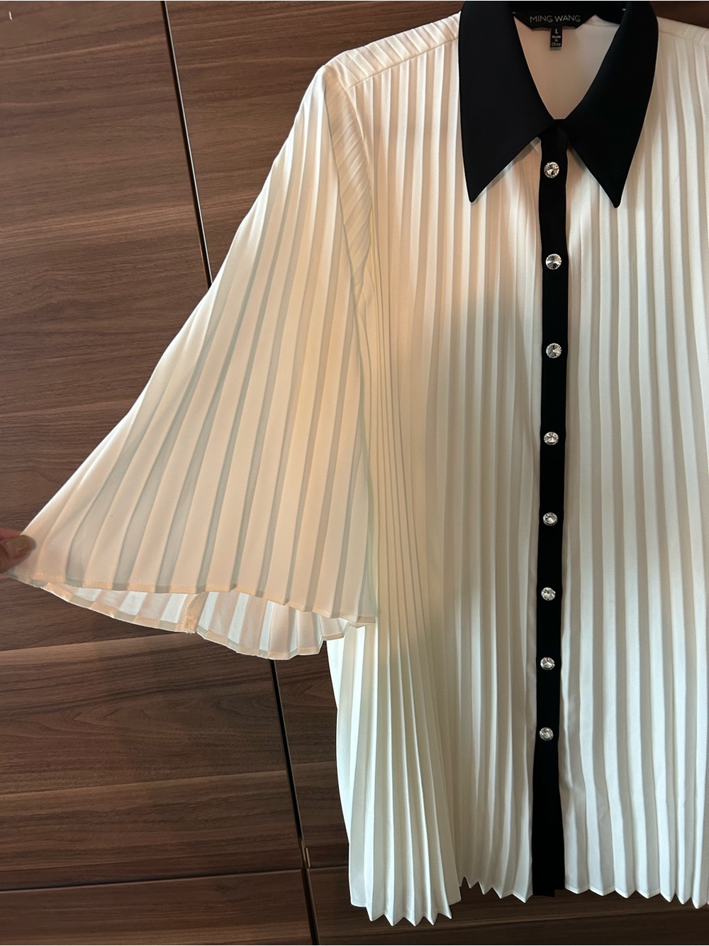 Ming Wang White Pleated Mini Dress with Black Collar and Trim - Picture 2 of 7